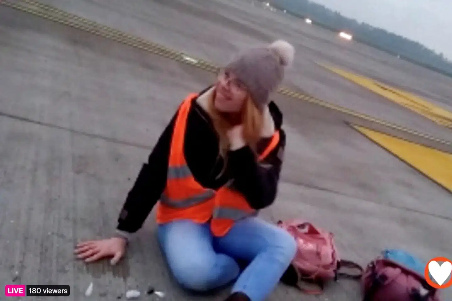 Klimaaktivister trængte torsdag aften ind på startbanen på Brandenburg lufthavn i Berlin, hvilket har skabt forstyrrelser i flytrafikken, skriver avisen Bild. Aktivister skal have limet sig fast til asfalten, mens andre cykler rundt i området. Letzte Generation/Reuters