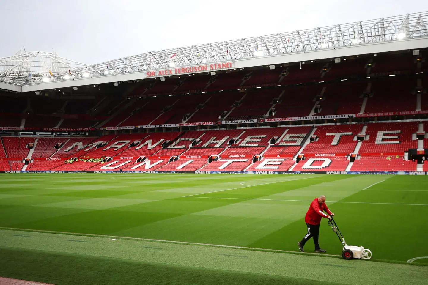 Old Trafford har brug for en overhaling, og det vil kræve millioner. Men det vil en ny bejlerne til klubben leve med, hvis blot de kan få foden indenfor, mener sportsøkonom Jesper Jørgensen. Phil Noble/Reuters