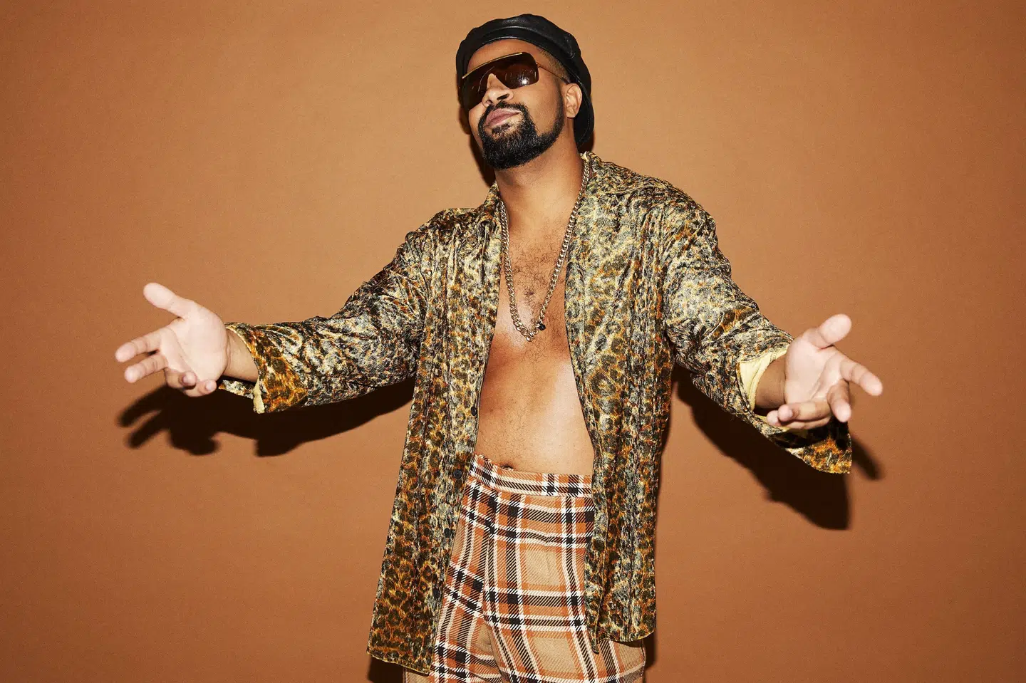 Værterne, som skal forsøge at finde matcher mellem fester og gæster, bliver Sofie Sytnik og Andrew Moyo (billede, red.). (PR-foto). Petra Kleis/DR/PR-foto/Free