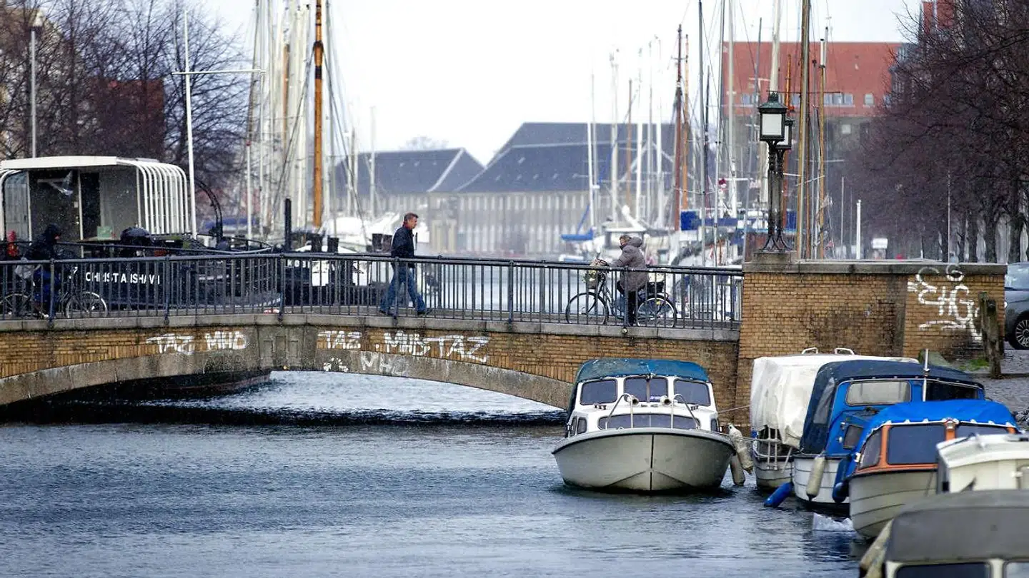 Bjørnsholm er indrammet af Christianshavns kanaler. Her ses en cykelbro.