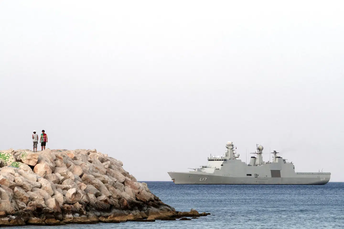 Den danske fregat Esbern Snare blev i efteråret 2021 sendt på mission i Guineabugten for at afskrække pirater. Efter udsendelsen endte fregattens helikopter i ildkamp med formodede pirater, der sejlede i en mindre båd. En formodet pirat blev bragt til Danmark, hvor han i denne uge er for retten. (Arkivfoto). Yiannis Kourtoglou/Ritzau Scanpix