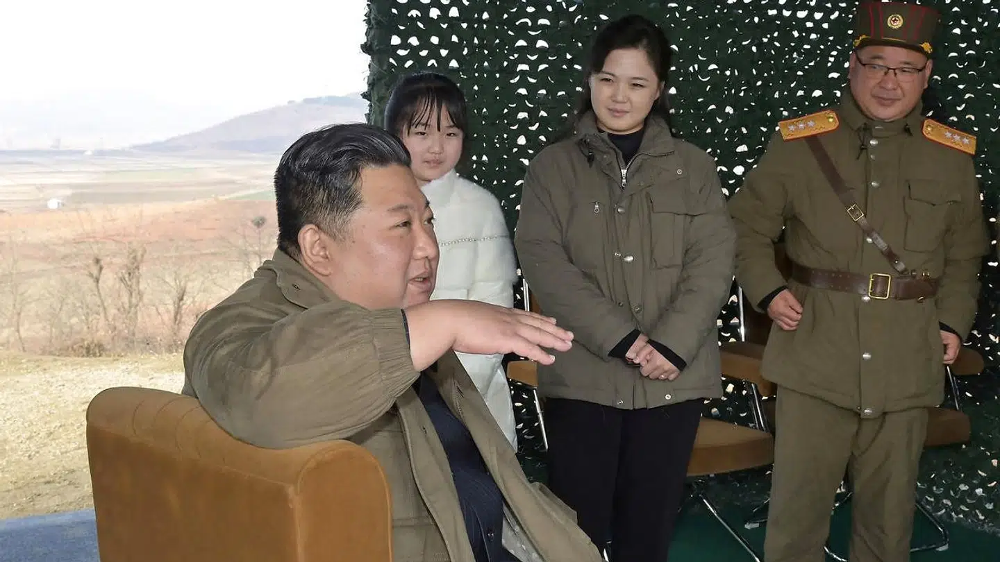 Den nordkoreanske leder, Kim Jong-un, med sin kone, Ri Sol-ju, og datter, Kim Ju-ae.