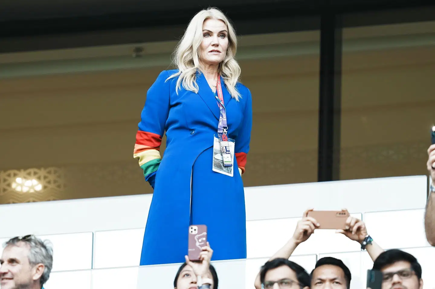 Helle Thorning-Schmidt troppede op i regnbuefarvet kjole til VM-kampen mod Tunesien. Mads Claus Rasmussen/Ritzau Scanpix