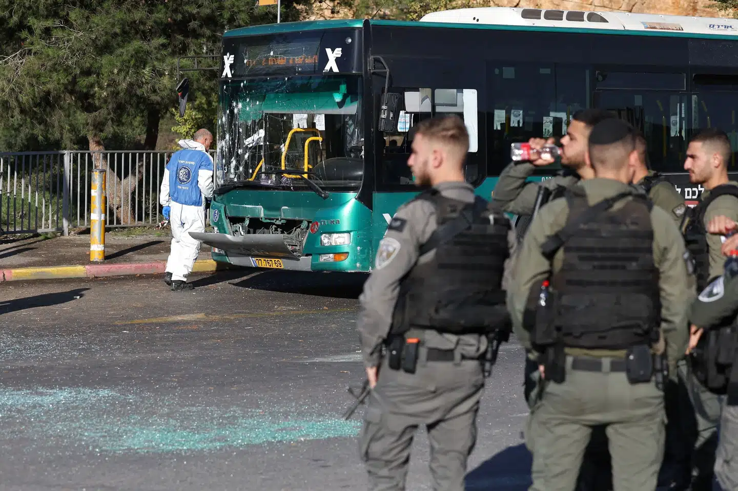 Israelske sikkerhedsstyrker er samlet ved en bus, der er beskadiget efter en eksplosion ved et busstoppested ved indgangen til Jerusalem onsdag morgen. Ahmad Gharabli/Ritzau Scanpix
