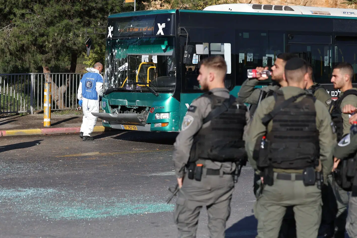 Israelske sikkerhedsstyrker er samlet ved en bus, der er beskadiget efter en eksplosion ved et busstoppested ved indgangen til Jerusalem onsdag morgen. Ahmad Gharabli/Ritzau Scanpix