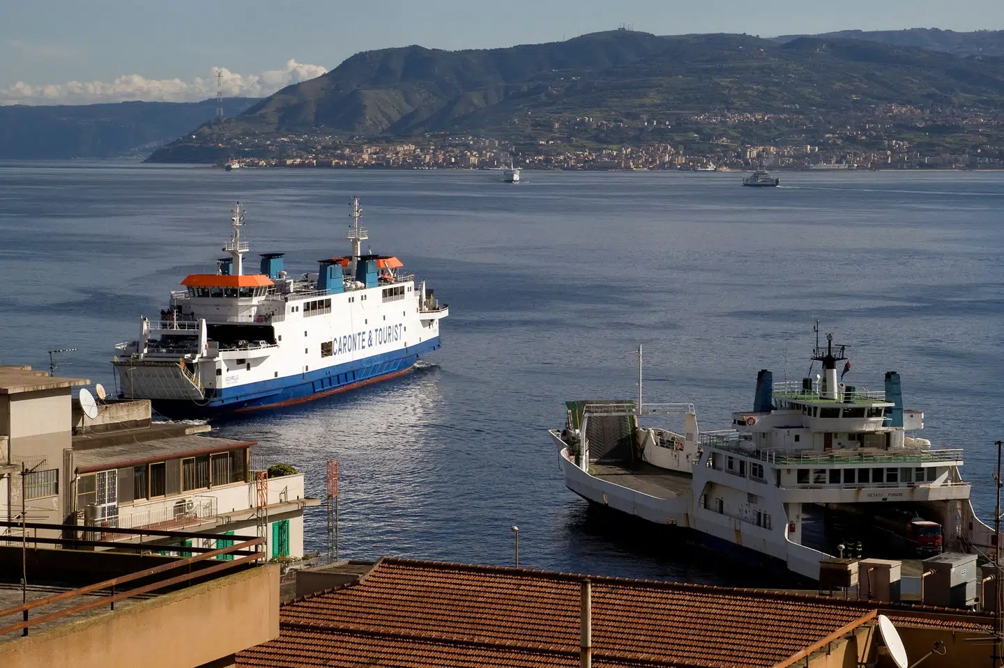 Færger ved Messina på Sicilien. Italiens nye højrefløjsregering under ledelse af premierminister Georgia Meloni har tirsdag genopvakt planer om at bygge en gigantisk bro for at forbinde Sicilien med fastlandet. Tony Gentile/Reuters