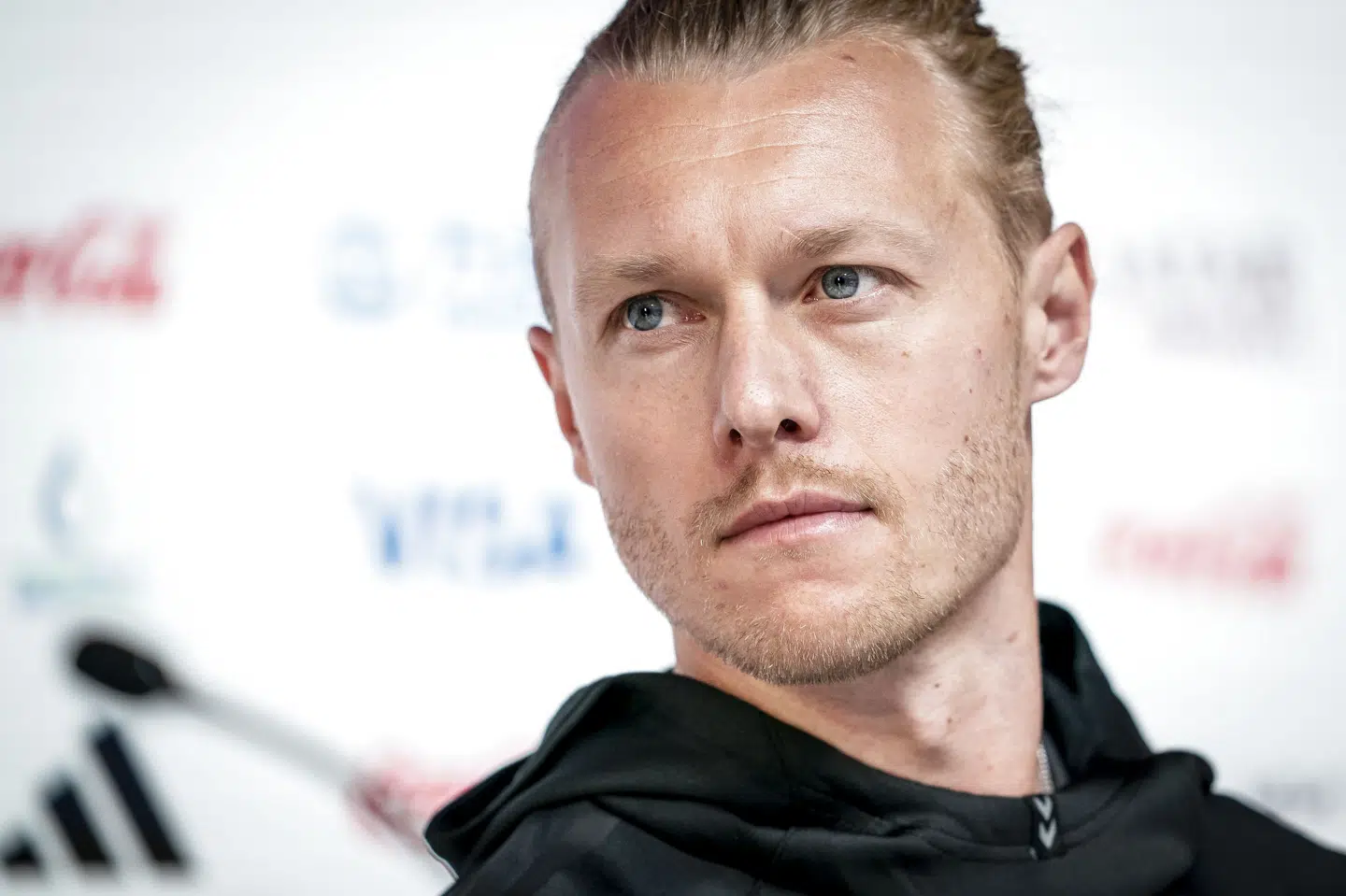 Anføreren på det danske fodboldlandshold, Simon Kjær, skal alligevel ikke spille med et regnbuefarvet anførerbind ved VM i Qatar. Det skyldes, at de syv lande bag kampagnen med armbindet er blevet truet med sportslige sanktioner. (Arkivfoto). Mads Claus Rasmussen/Ritzau Scanpix