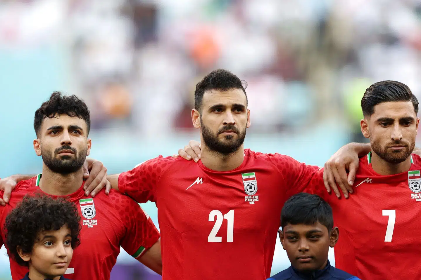 Mundene var lukket hos iranerne, da Irans nationalsang mandag lød ud over stadionet ved VM i Qatar. Fadel Senna/Ritzau Scanpix