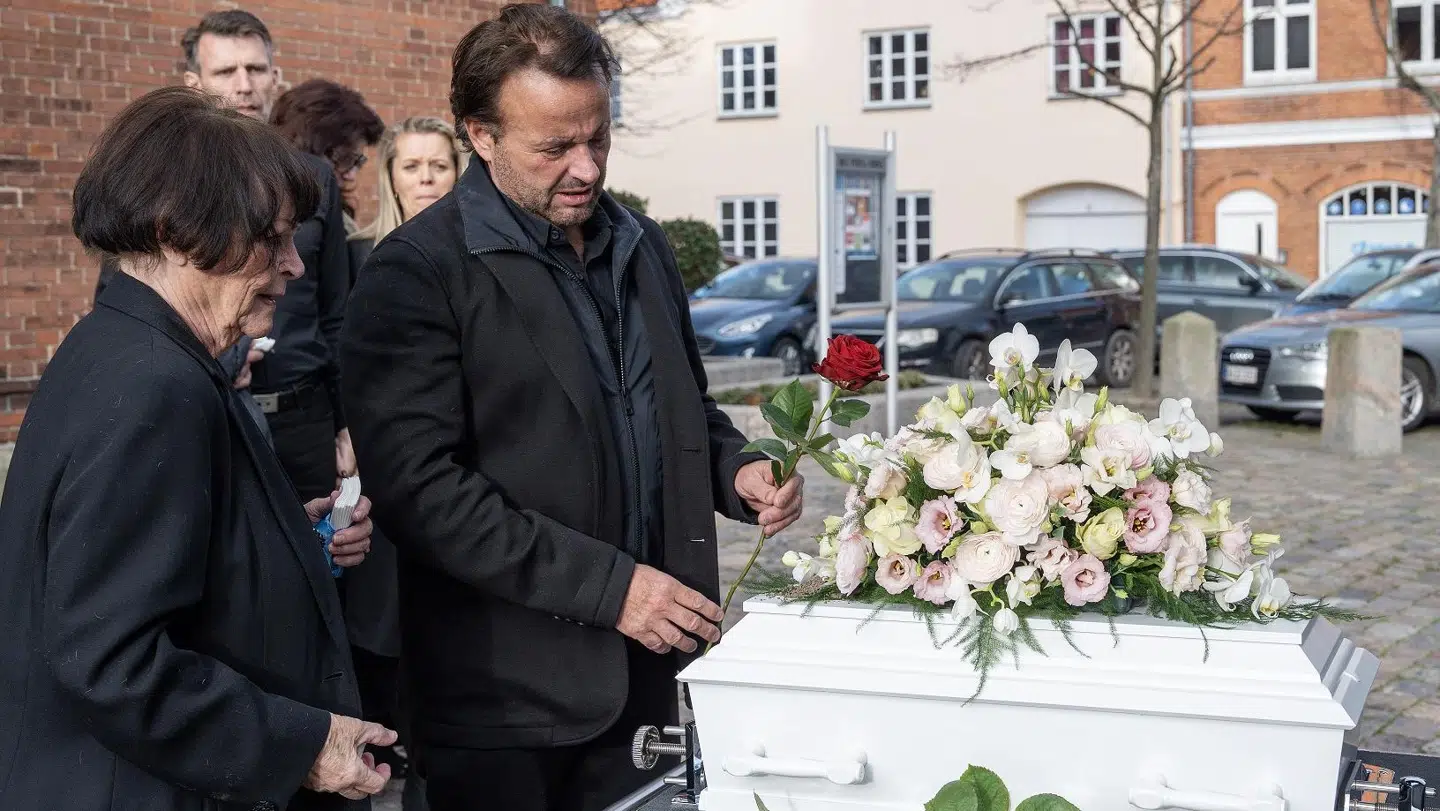 Dennis Knudsen sammen med sin mor.