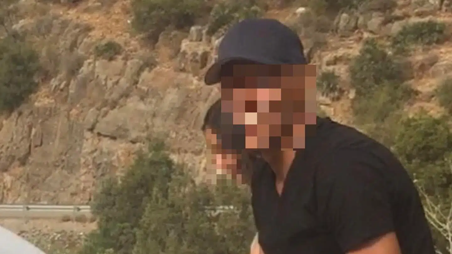 Bag sløringen gemmer sig den 45-åriges smil. Et smil, familie og venner aldrig vil glemme.