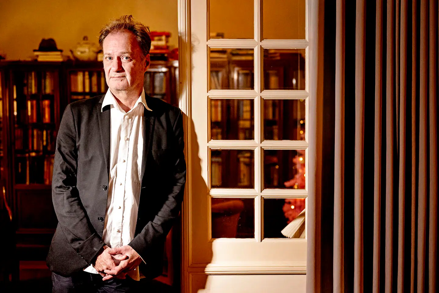 I årtier har Knud Romer boet i herskabslejligheden i indre København, så han kender hver en centimeter at den.