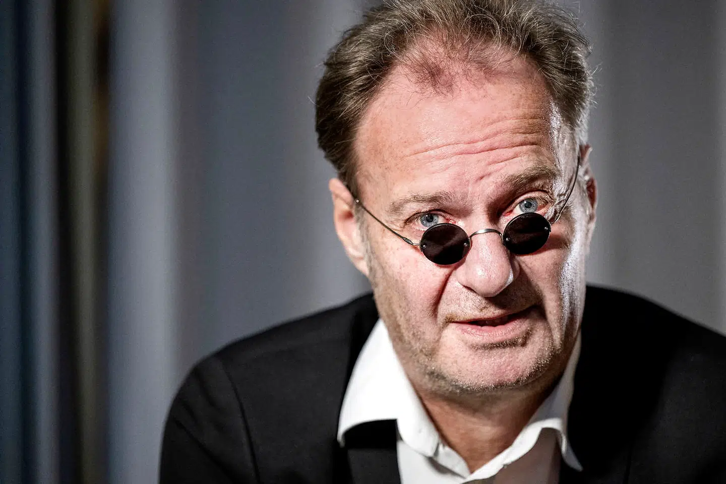 Selvom Knud Romer er tæt på at miste synet, nægter han at bruge blindestok. »Jeg gider ikke gå rundt og se uhyggelig ud,« siger han.