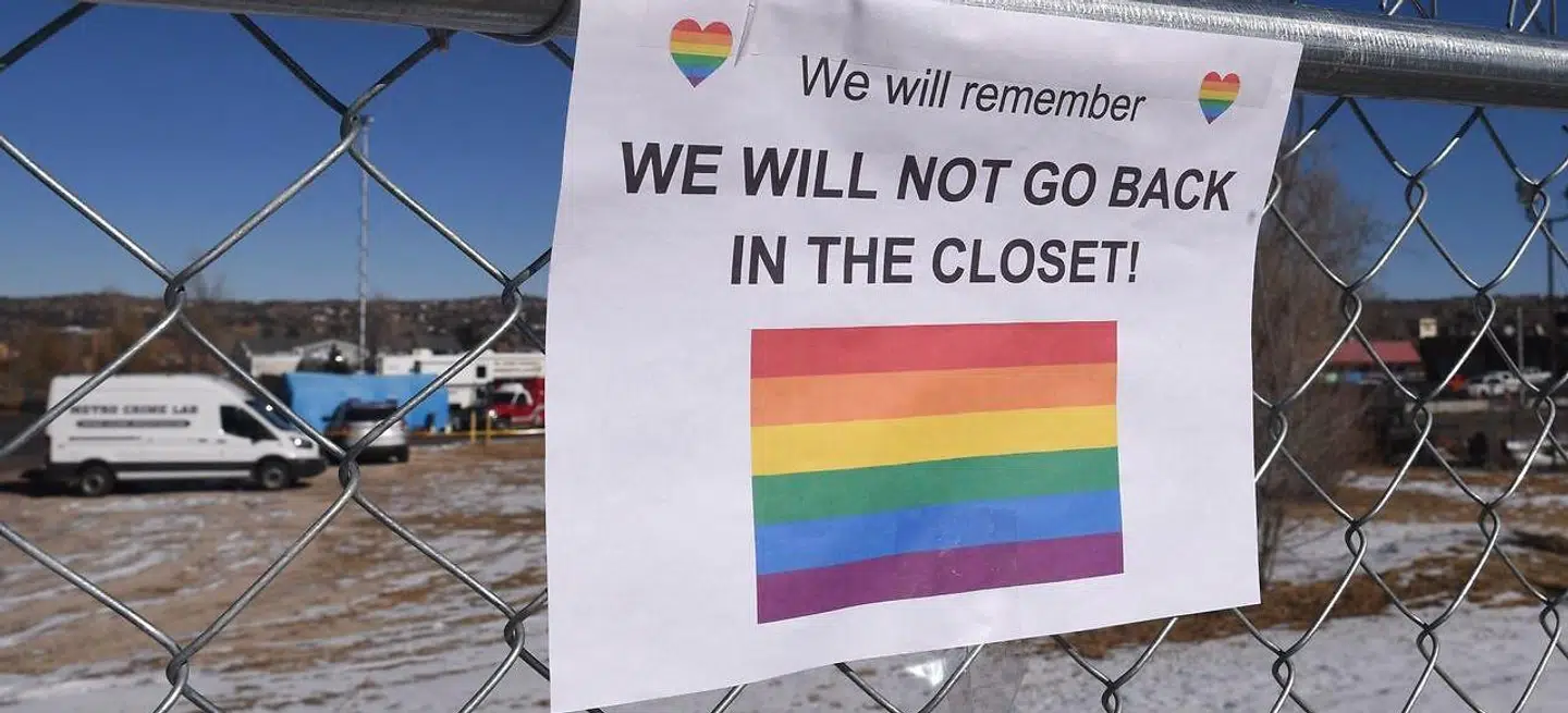Et sklilt hænger på et hegn i nærheden af Club Q i Colorado Springs, hvor fem blev dræbt i et masseskyderi den 20.11. Foto:Jason Connolly / AFP