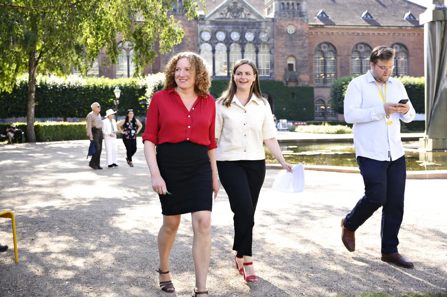 Enhedslistens Rosa Lund (tv.) tager orlov fra Folketinget, mens hun skifter medicin i behandlingen af sin kroniske sygdom. (Arkivfoto). Philip Davali/Ritzau Scanpix