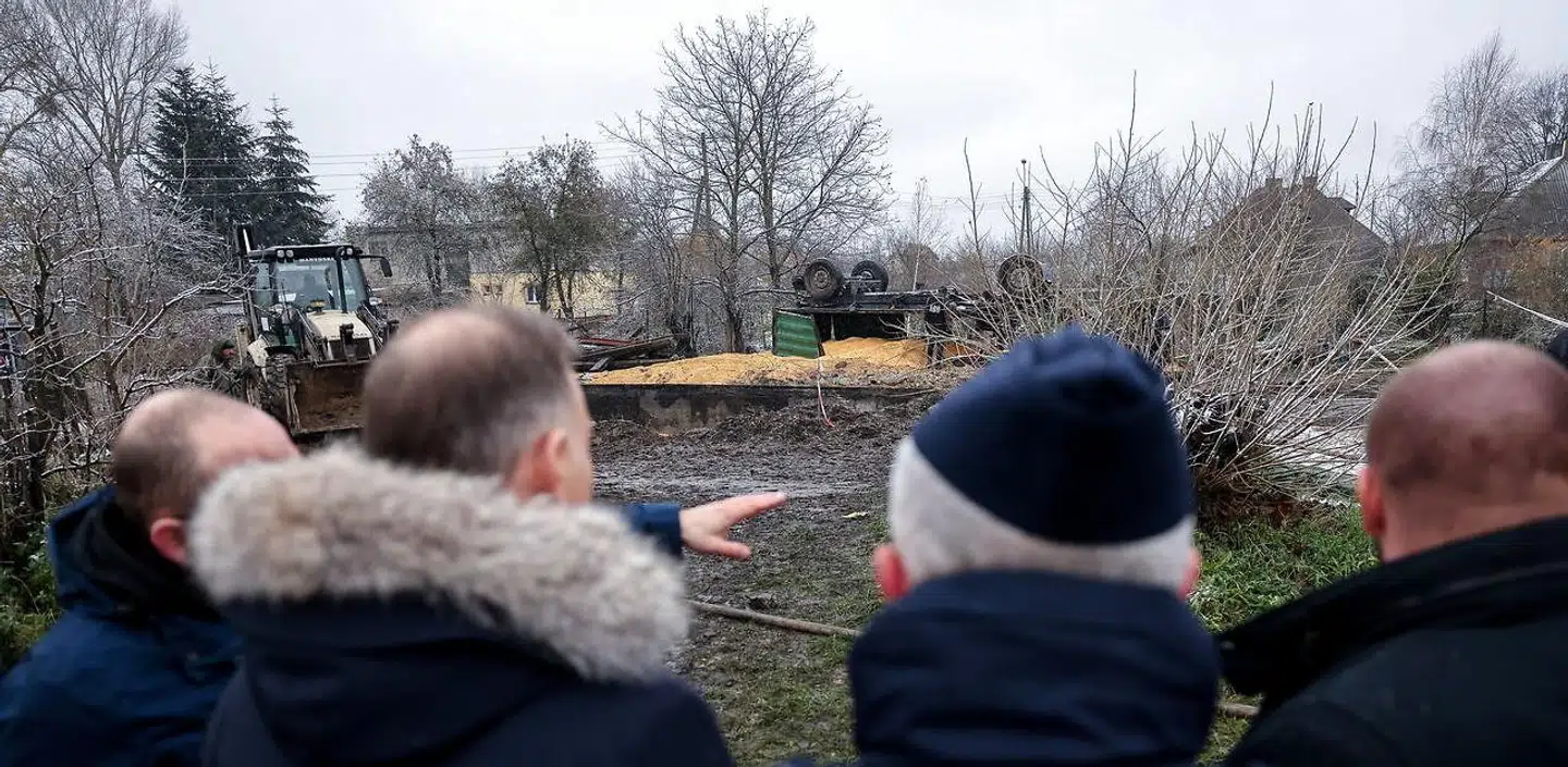 Den polske præsident, Andrzej Duda ved det sted i den polske landsby, Przewodów, hvor et vildfarent missil styrtede ned og dræbte to polakker.
