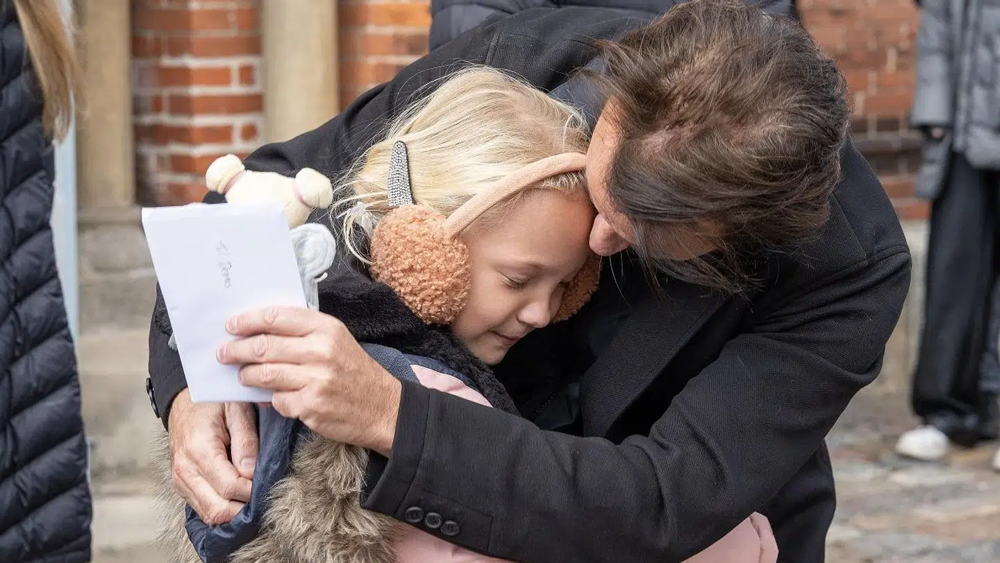 Dennis Knudsen gav den lille pige et knus.