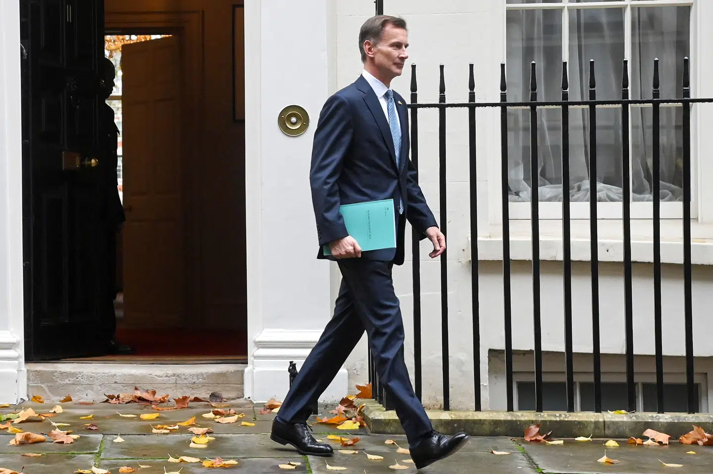Den britiske finansminister, Jeremy Hunt, på vej ned af Downing Street med sin reviderede budgetplan for at foreligge den for parlamentet. Forgængerens plan om store skattelettelser til de rige, som tidligere premierminister Liz Truss foreslog, er helt væk. Men der kommer store offentlige besparelser for at fordrive recession og inflation. Toby Melville/Reuters