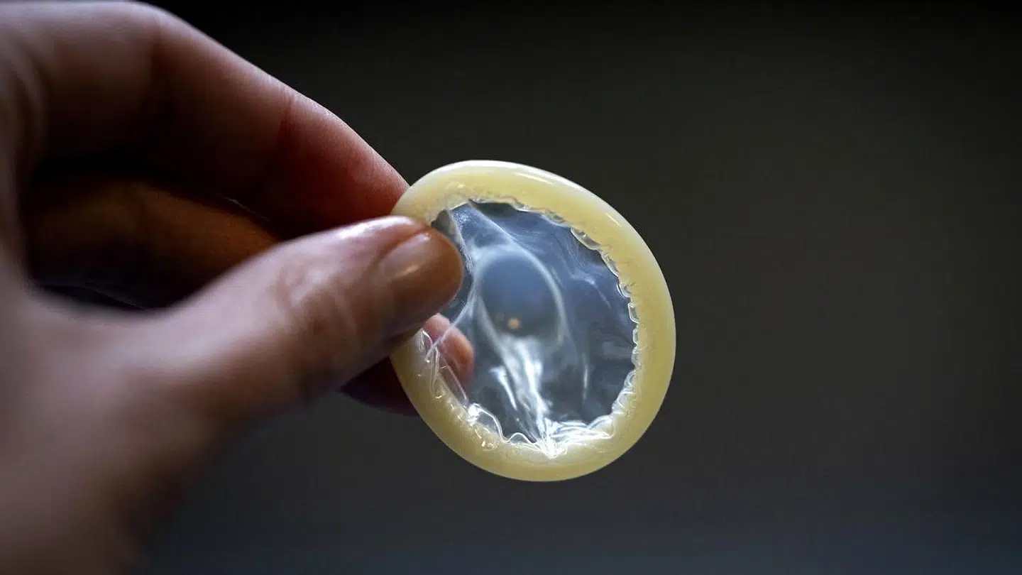 Kun kondom beskytter mod kønssygdomme som syfilis, klamydia og gonore.