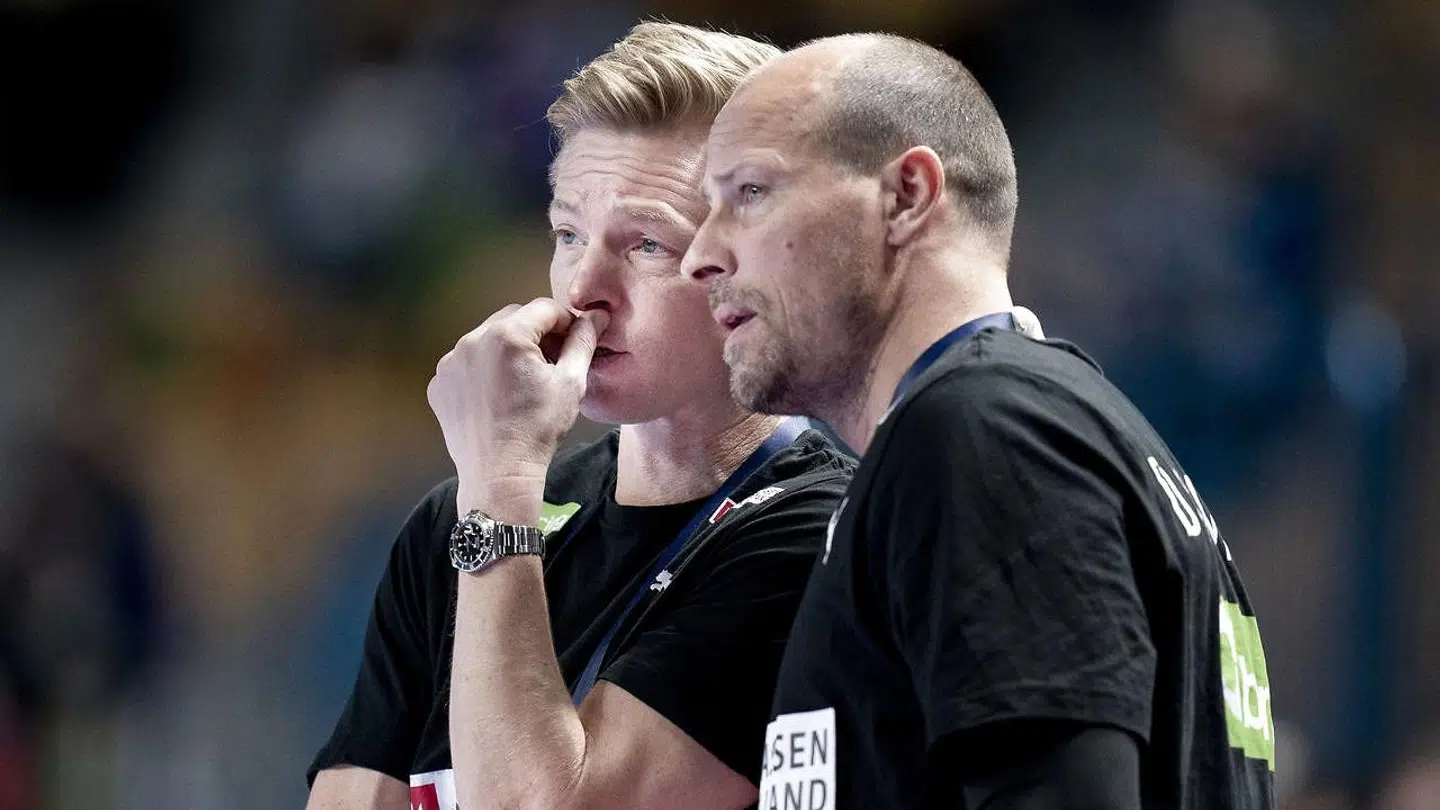 Cheftræner Jesper Jensen og Lars Jørgensen i snak under EM.