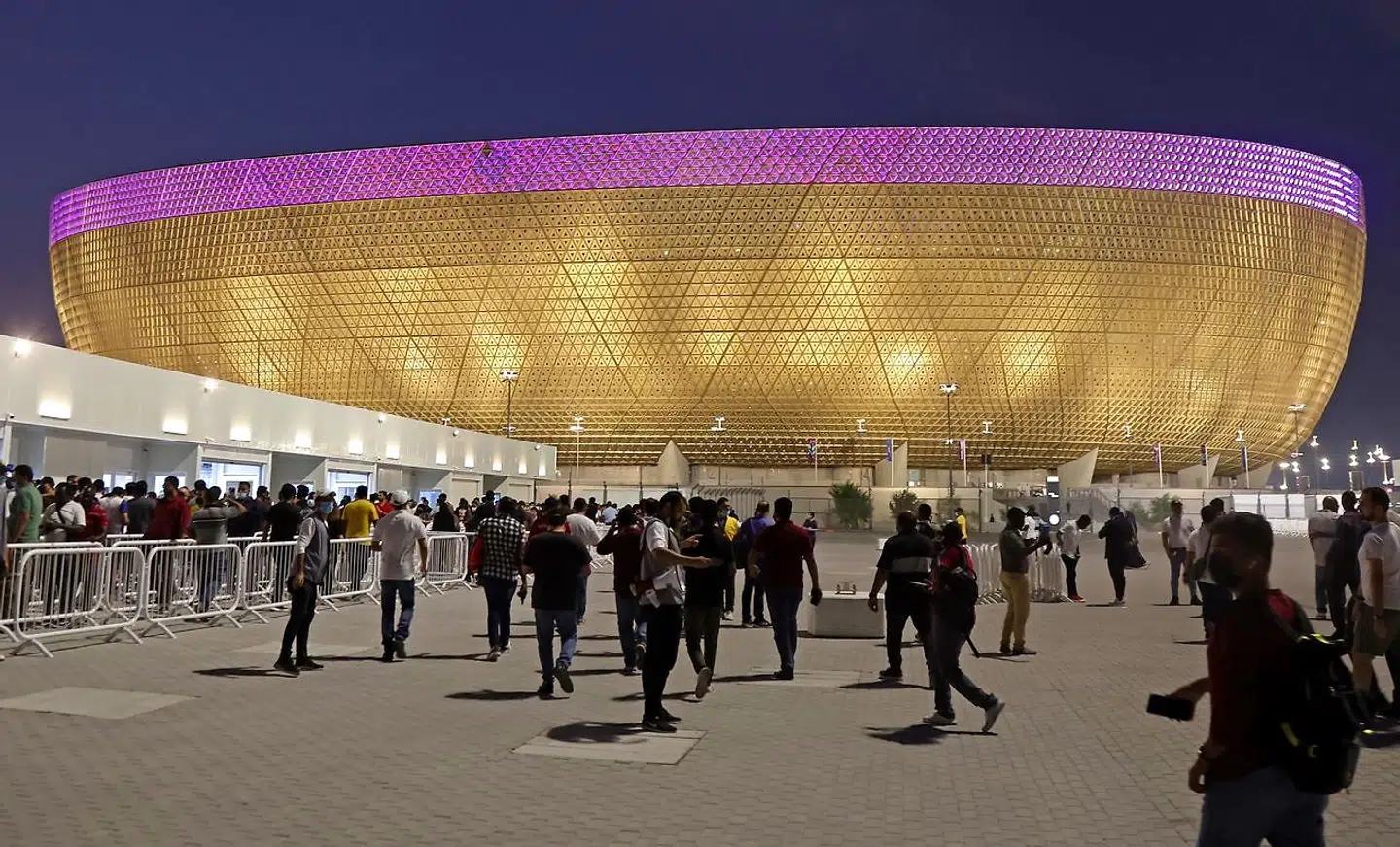 Folk ankommer til Lusail Stadion.