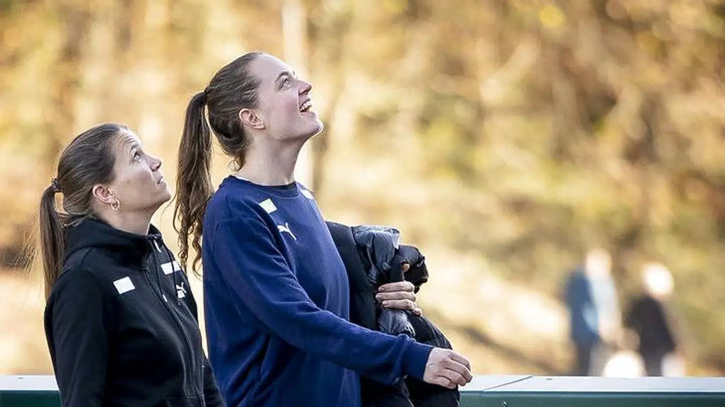 Roslyng tager tit spillerne med på en gåtur. Her sammen med Kristina Jørgensen.
