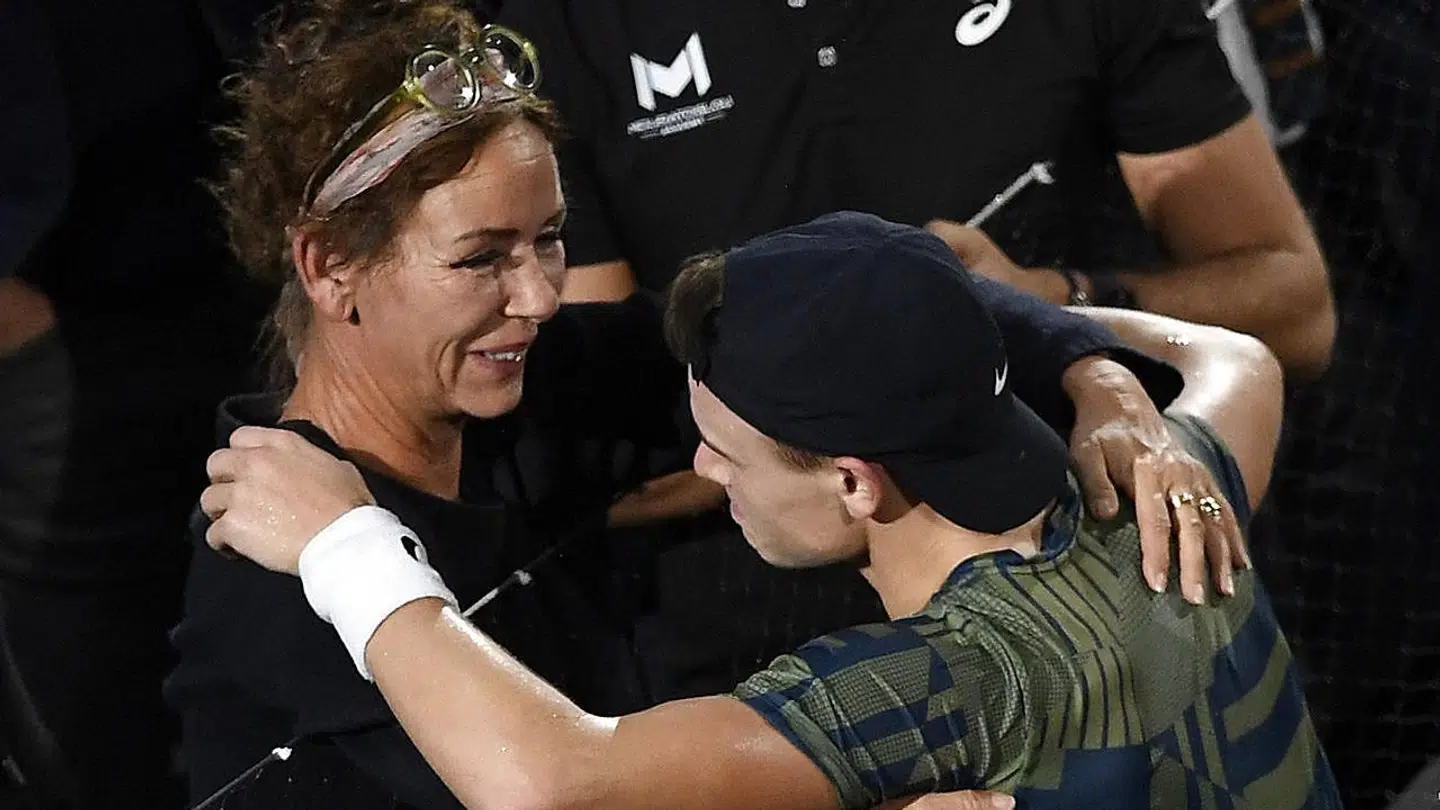 En tårevædet Holger Rune krammer sin mor efter sejren ved Paris Masters.