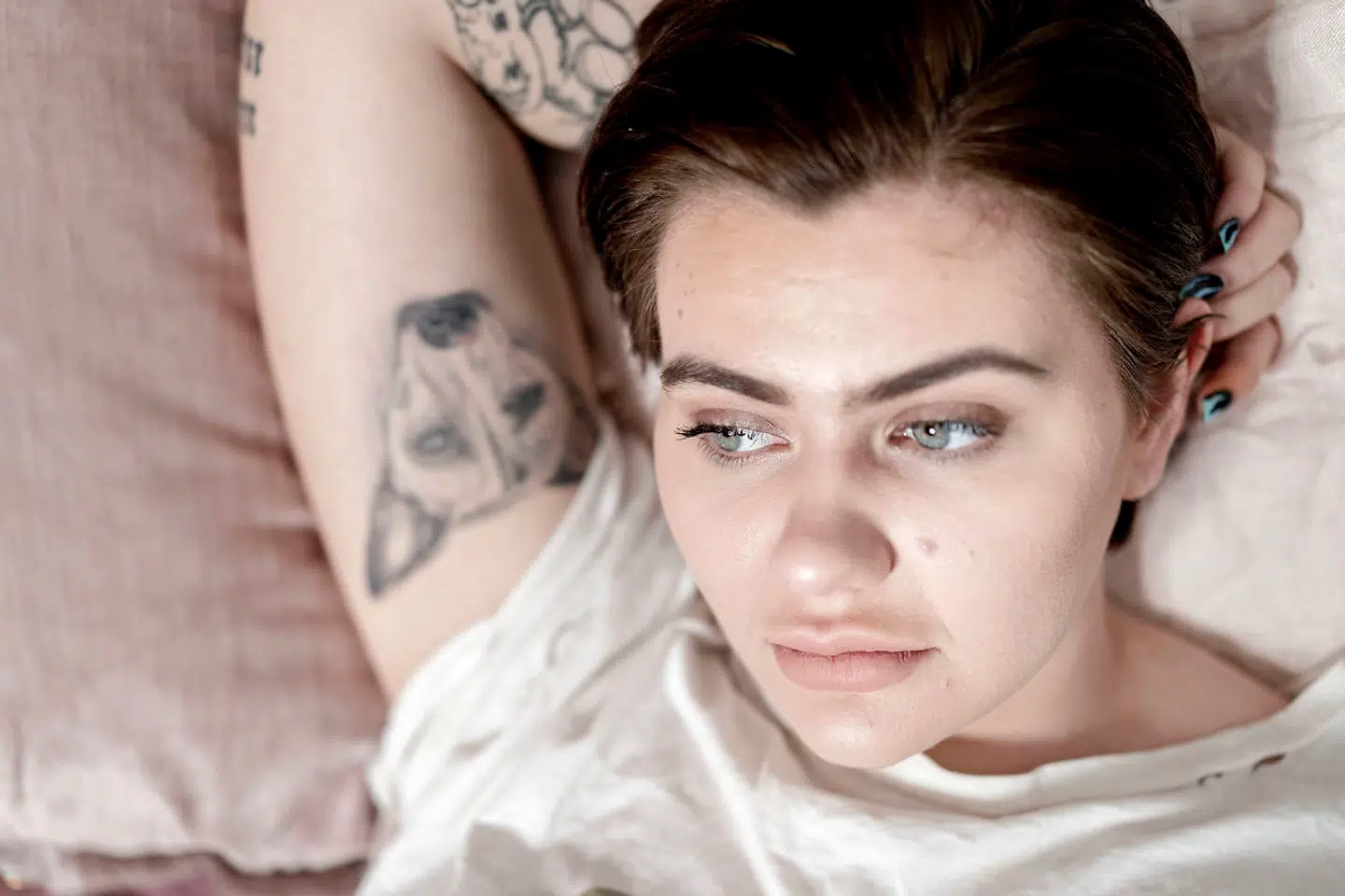 Fie Laursen er lige nu midt i en shitstorm, fordi hun reklamerer for plastikoperationer på sine sociale medier. Vi taler med hende om den aktuelle sag, men også om, hvorfor hun bliver ved med at søge mod de sociale medier. Det er ikke mere end et halvt år siden, at hun blev forsøgte selvmord og blev indlagt på den lukkede afdeling netop på grund af sociale medier.