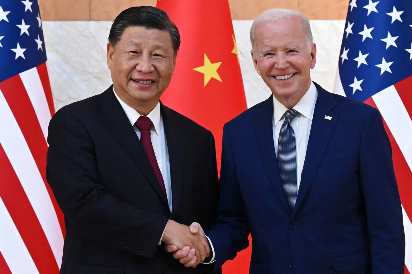 Kinas præsident, Xi Jinping, og USA's præsident, Joe Biden, indleder et fælles møde på et G20-topmøde på Bali mandag med et løfte om at undgå konflikt. Det er første gang, at Biden i rollen som amerikansk præsident møder Xi Jinping ansigt til ansigt. Saul Loeb/Ritzau Scanpix