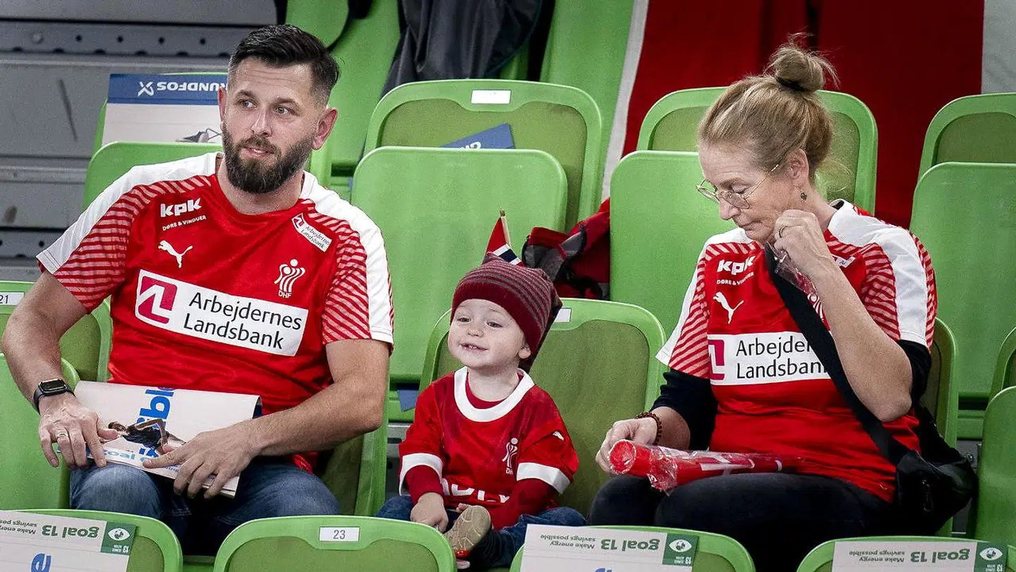 Det var dette billede, Rikke Iversen fik vist efter kampen. Til venstre sidder Sarah Iversens mand, Mark.