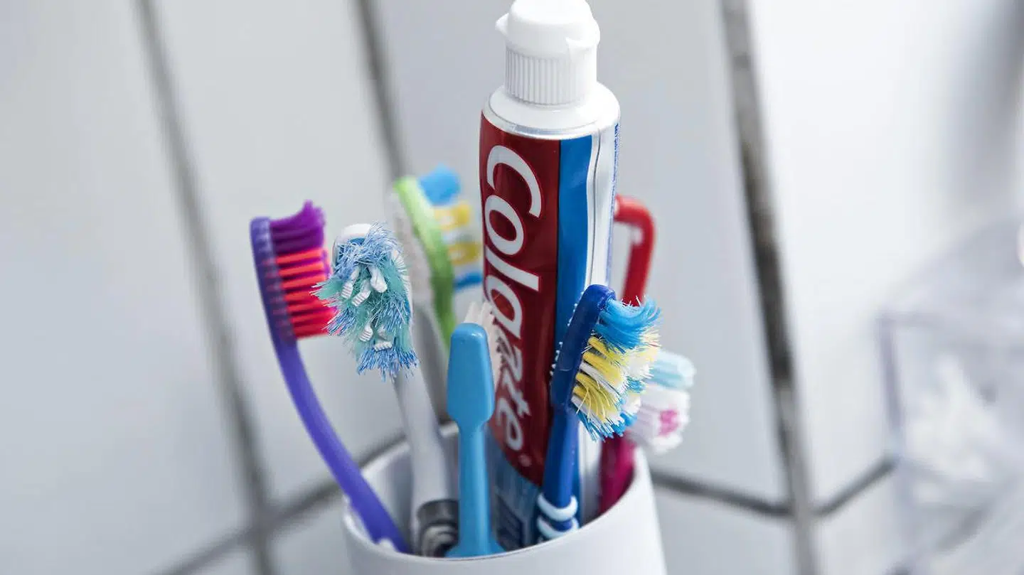 Det er ikke en særlig god idé at have tandbørsten stående frit fremme på badeværelset.