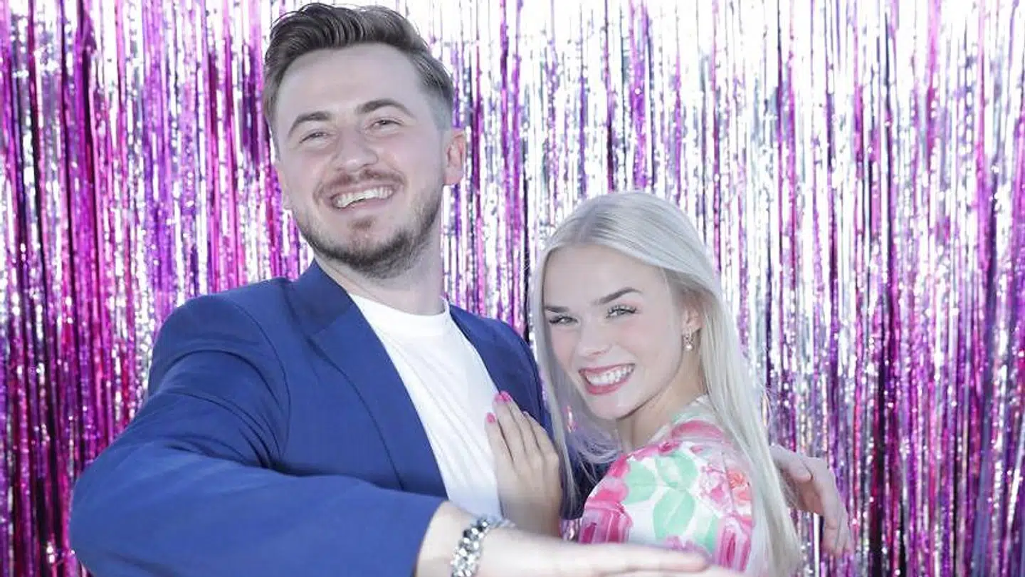 Sanger Jimilian og danser Asta Björk.