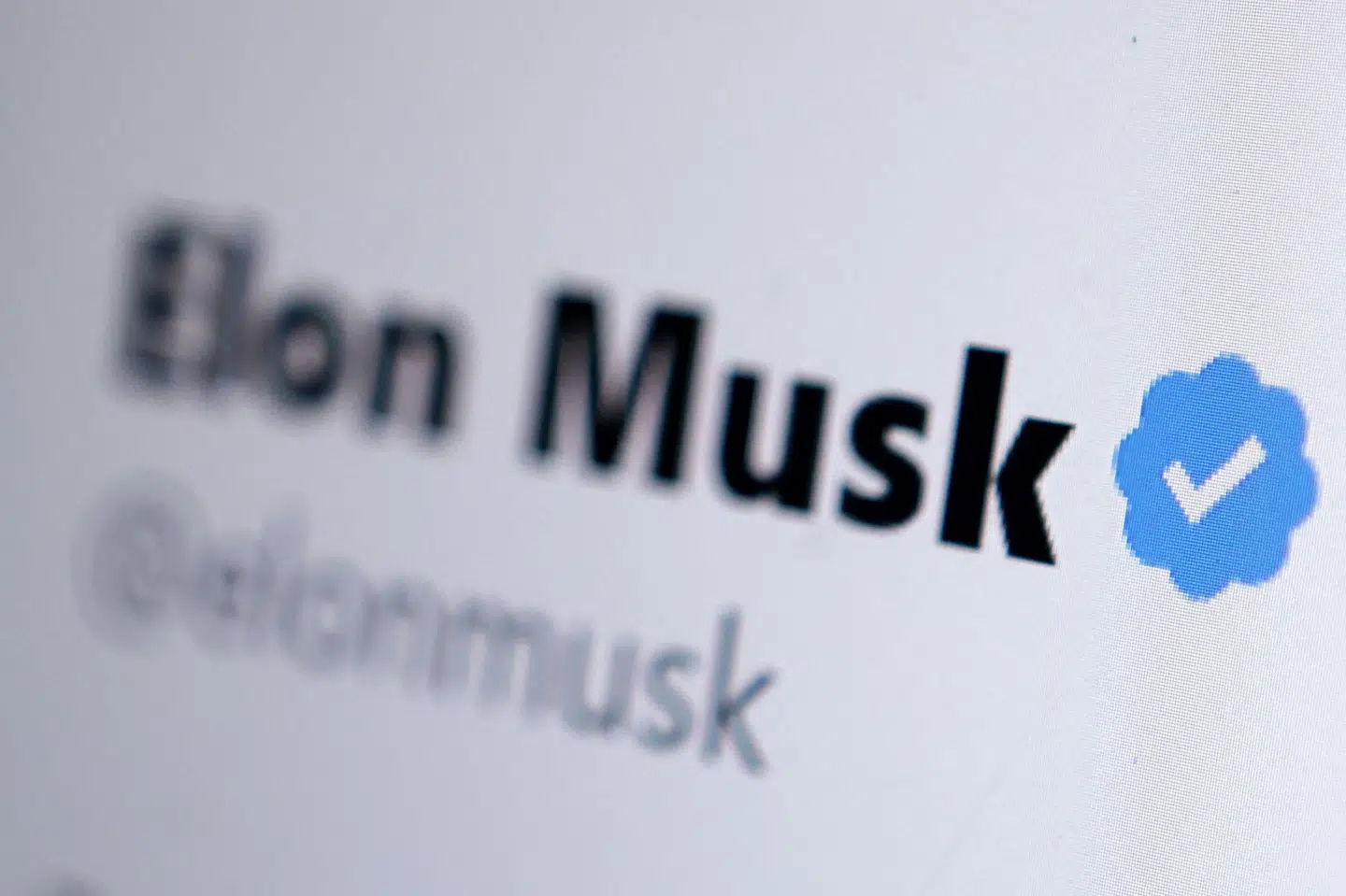 En ny mulighed for at købe sig til en verificeret profil på det sociale medie Twitter er blevet sat på pause, fordi brugere foregav at være kendisser eller virksomheder. (Arkivfoto). Dado Ruvic/Reuters