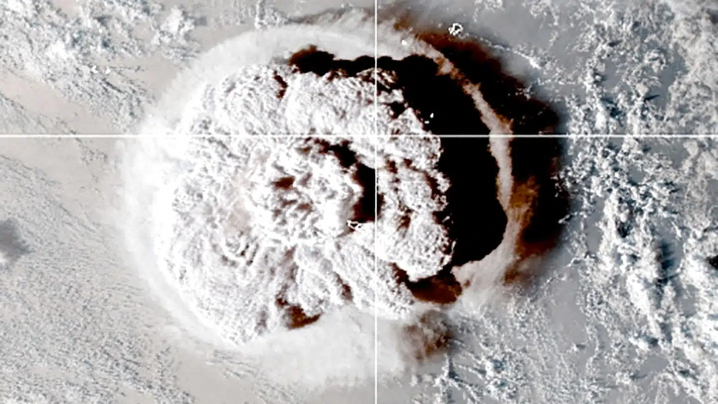 Satellitbillede af udbruddet af en undervandsvulkan ud for Tonga.