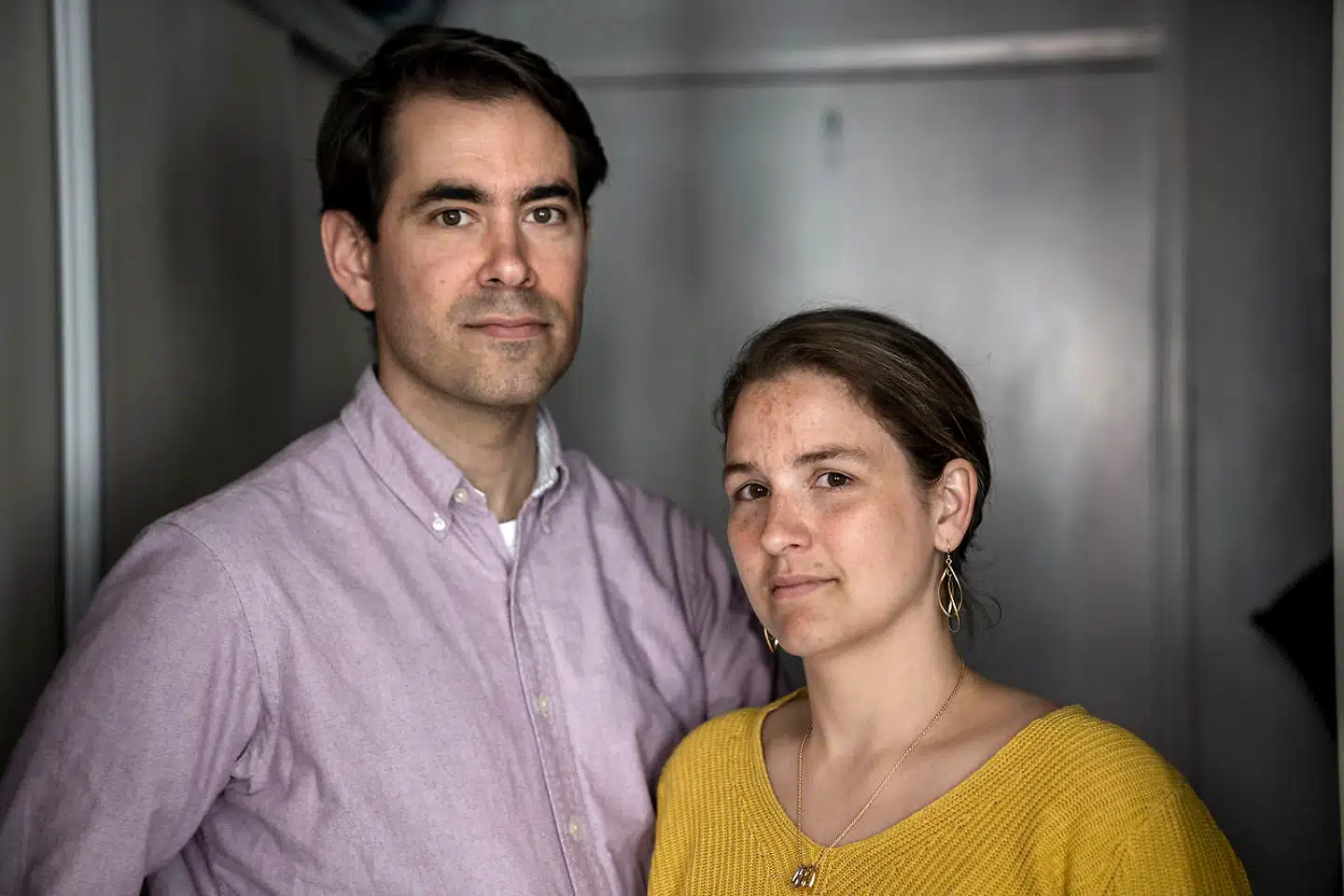 Mads Rønne Almassalkhi og Brittany Almassalkhi. Mads Rønne fra USA er professor på DTU. Han er født i Danmark og har dansk statsborgerskab, og det har hans tre børn også. Men det har hans amerikanske kone ikke, og derfor skulle hun forlade landet.