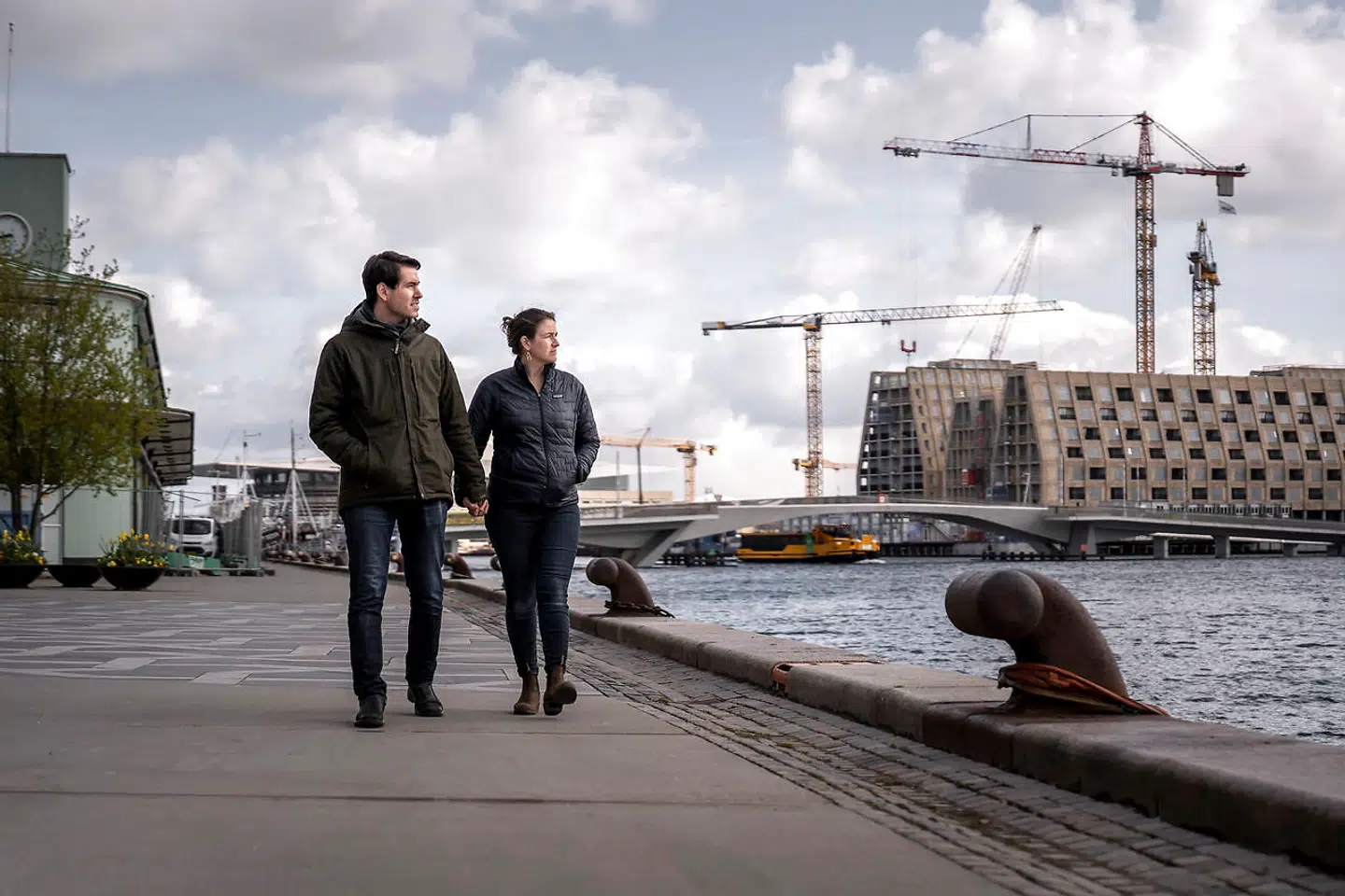 Mads Rønne Almassalkhi og Brittany Almassalkhi gør en dyd ud af at minde hinanden om det gode ved Danmark. For eksempel gåture langs Københavns havn.