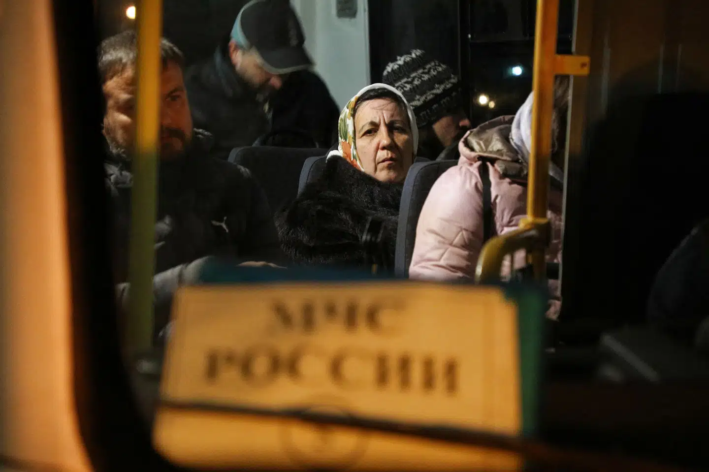 Civile, der er blevet evakueret fra de russisk kontrollerede dele af Kherson ankommer til en togstation i byen Dzhankoi på Krim-halvøen torsdag. Alexey Pavlishak/Reuters