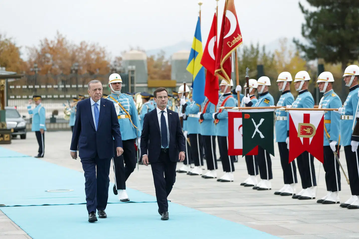 Sveriges nye statsminister, Ulf Kristersson, blev modtaget med æresgarde ved tirsdagens besøg i Tyrkiets hovedstad, Ankara. Her mødtes han med den tyrkiske præsident, Recep Tayyip Erdogan, der har stillet krav til Sverige, inden han vil godkende en svensk ansøgning om medlemskab af Nato. Murat Cetinmuhurdar/Ppo/Reuters