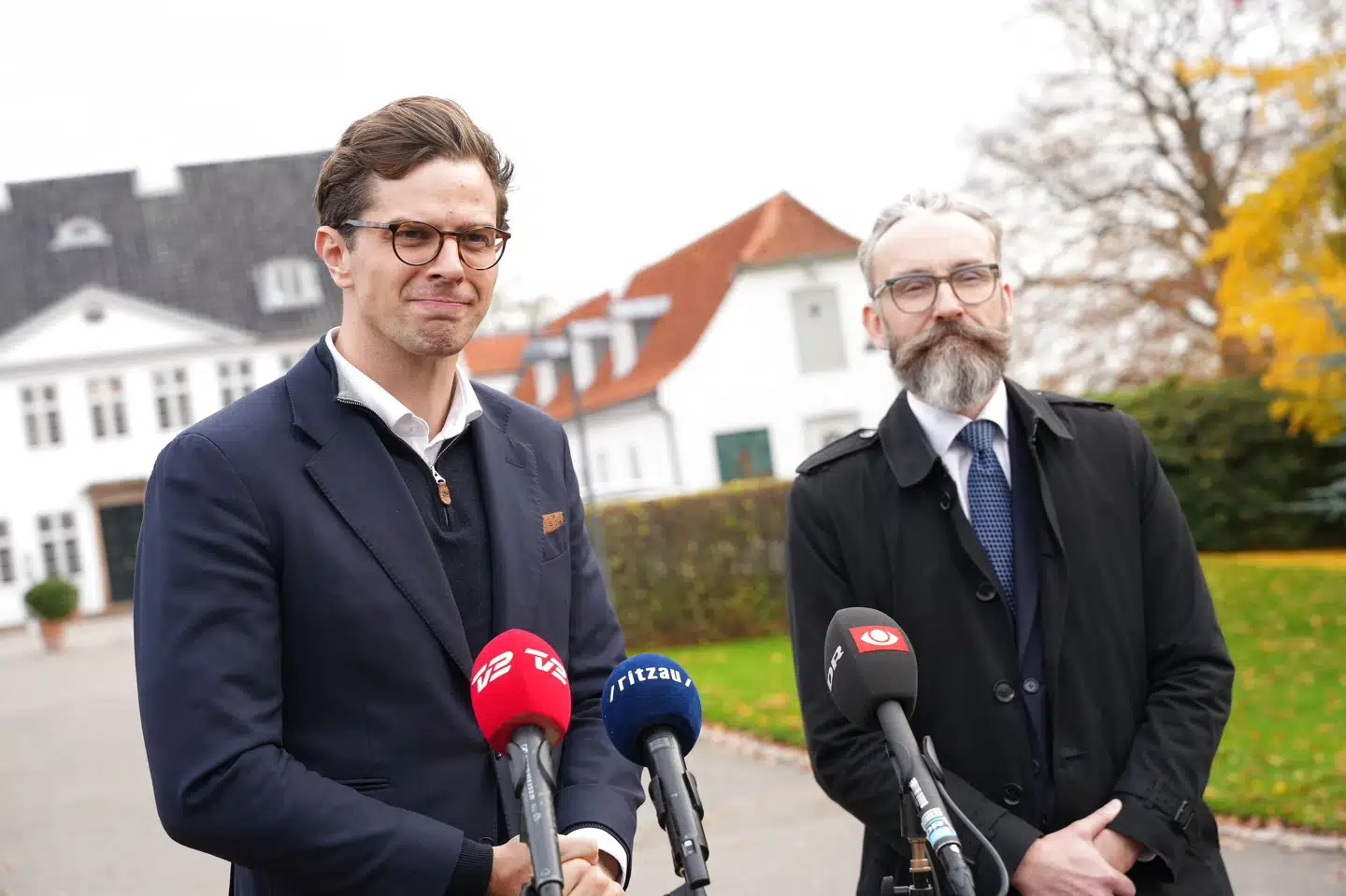 - Selvfølgelig er ting til forhandling. Det er derfor, vi dukker op, siger partileder Alex Vanopslagh ved Marienborg, hvor der i øjeblikket forhandles om en ny regering. Emil Helms/Ritzau Scanpix