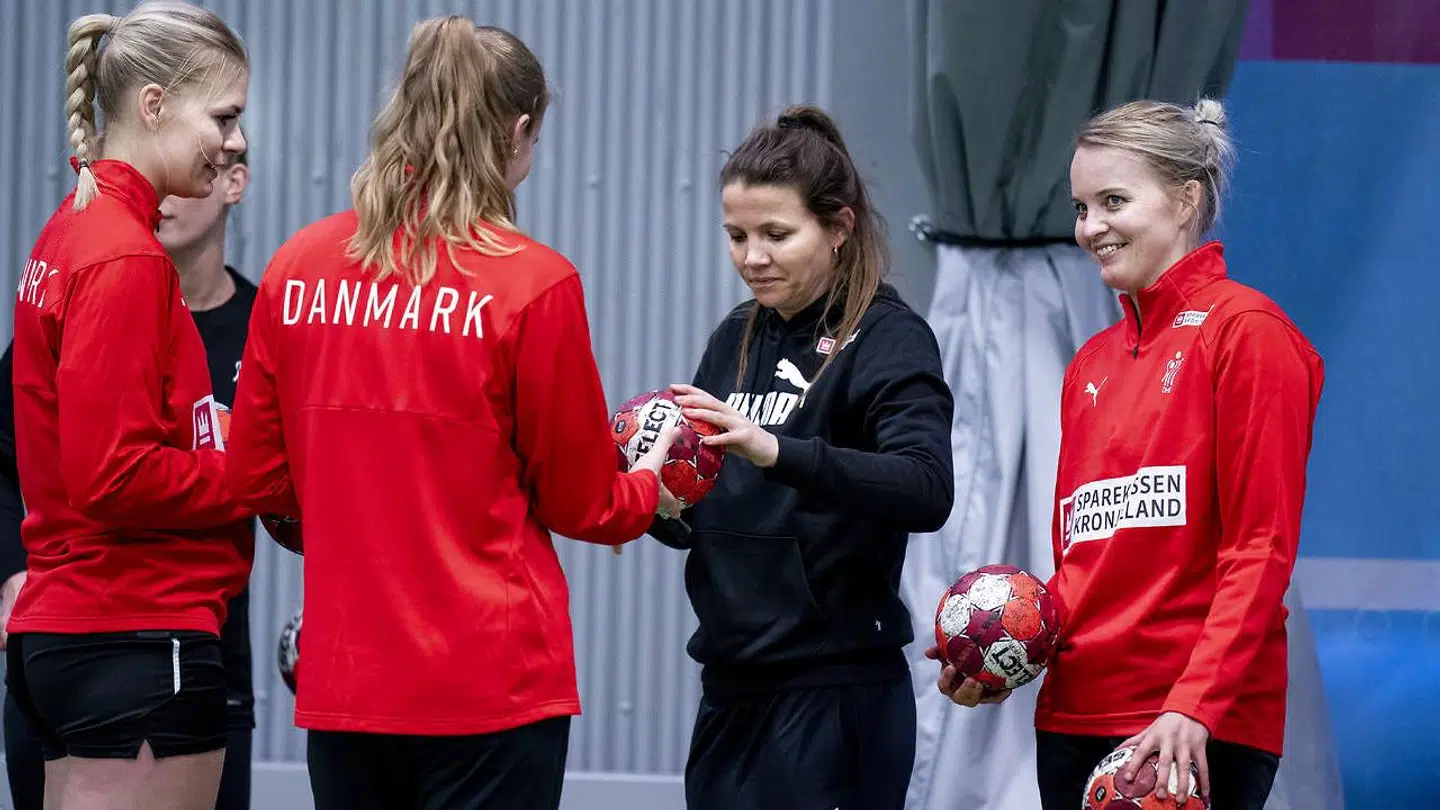 Christina Roslyng i samråd med landsholdsspillerne.