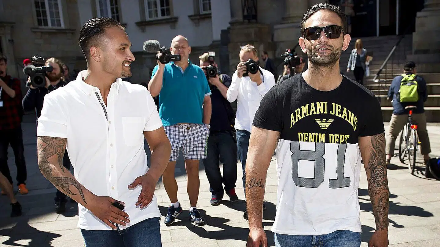 Ny dom til Levakovic-familien. Jimmi Levakovic (t.h. med solbriller) fik fem et halvt års fængsel og slipper ikke længere for udvisning. Hans fætter Santino Levavic (t.v. i hvid t-shirt) slap med fængsel i to år og ni måneder. Arkivfoto.