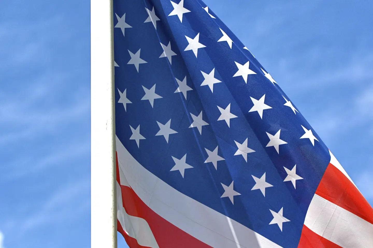 I en have i Kolding strøg det amerikanske flag, Stars and Stripes, til tops den 9. april 2018. Det var strafbart, men manden slipper alligevel for en bøde, da sagen har taget lang tid at behandle. (Arkivfoto). Torsten Sukrow/Sulupress.de/Ritzau Scanpix