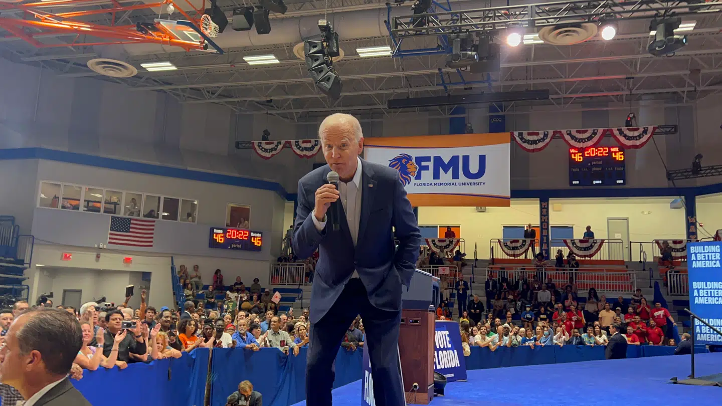 Joe Biden kigger B.T.s udsendte i øjnene i Miami. Præsidenten skal forsøge at redde en valgkamp, der ikke går efter planen.