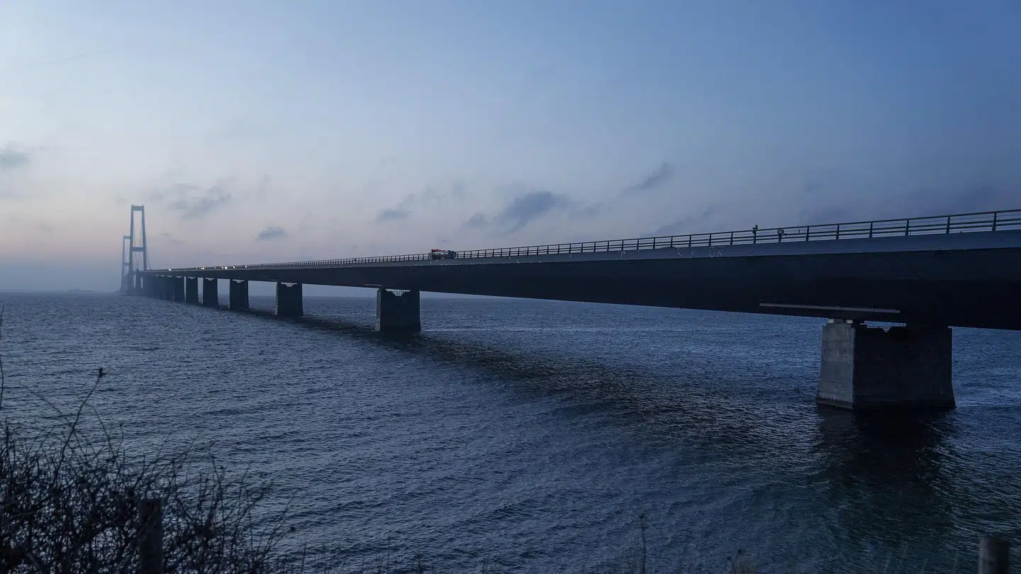 Kørsel med vindfølsomme køretøjer forbydes på Storebæltsbroen, meddeler Sund & Bælt tidligt mandag morgen. Det forventes ophævet klokken 08.00. (Arkivfoto). Claus Bech/Ritzau Scanpix