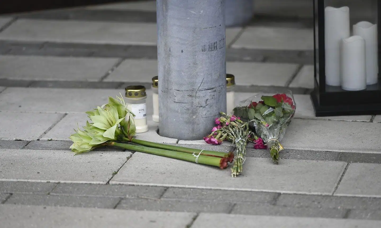 Blomster ved det plejecenter i Holbæk, hvor en 37-årig gravid kvinde var blevet dræbt af flere knivstik sent torsdag aften.