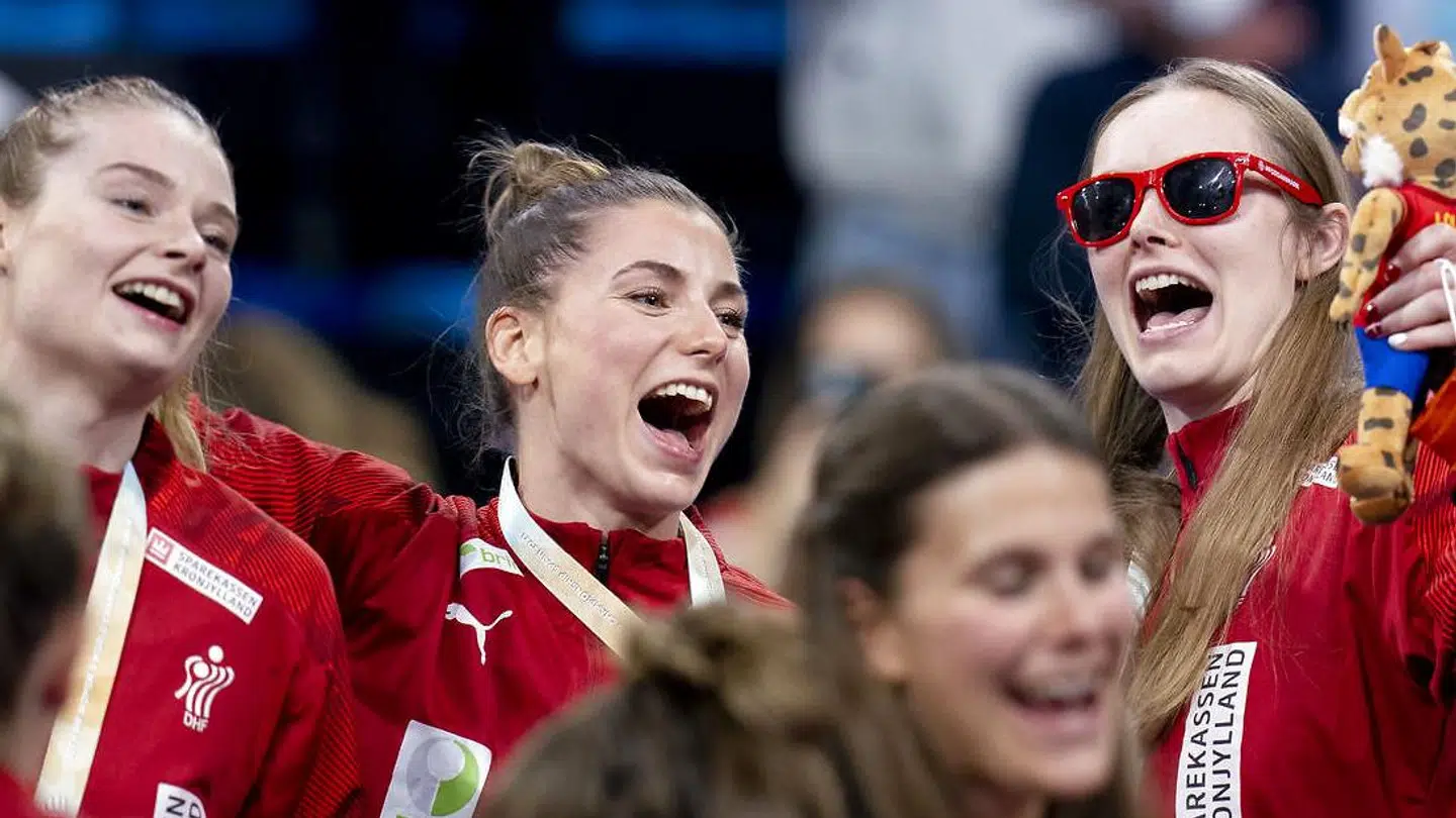 Anne Mette Hansen (th.), Mie Højlund (i midten) og Althea Reinhardt under medaljeoverrækkelsen til VM i Granollers, søndag 19. december 2021.