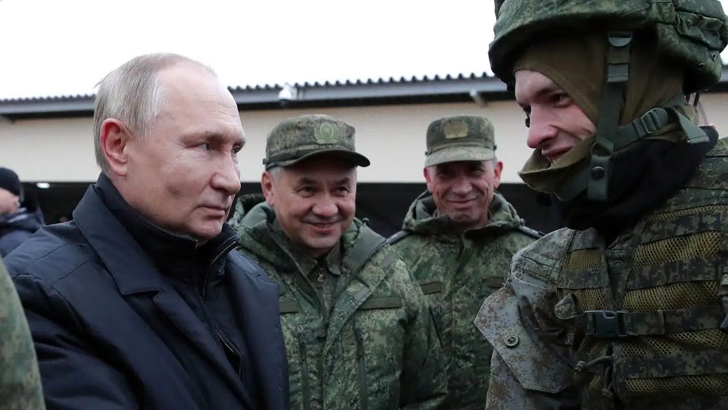 Præsident Vladimir Putin og forsvarsminister Sergei Shoigu møder russiske soldater ved et træningscenter for mobiliserede reservister i oktober 2020.