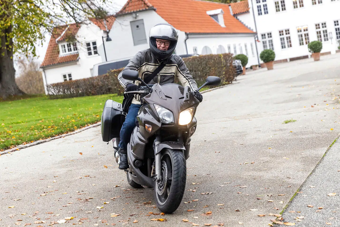 Martin Rossen forlader Marienborg mens repræsentanter fra de politiske partier møder til forhandlinger om en ny regering i Danmark i statsministerens embedsbolig, Marienborg, fredag den 4. november 2022.. (Foto: Ólafur Steinar Rye Gestsson/Ritzau Scanpix)