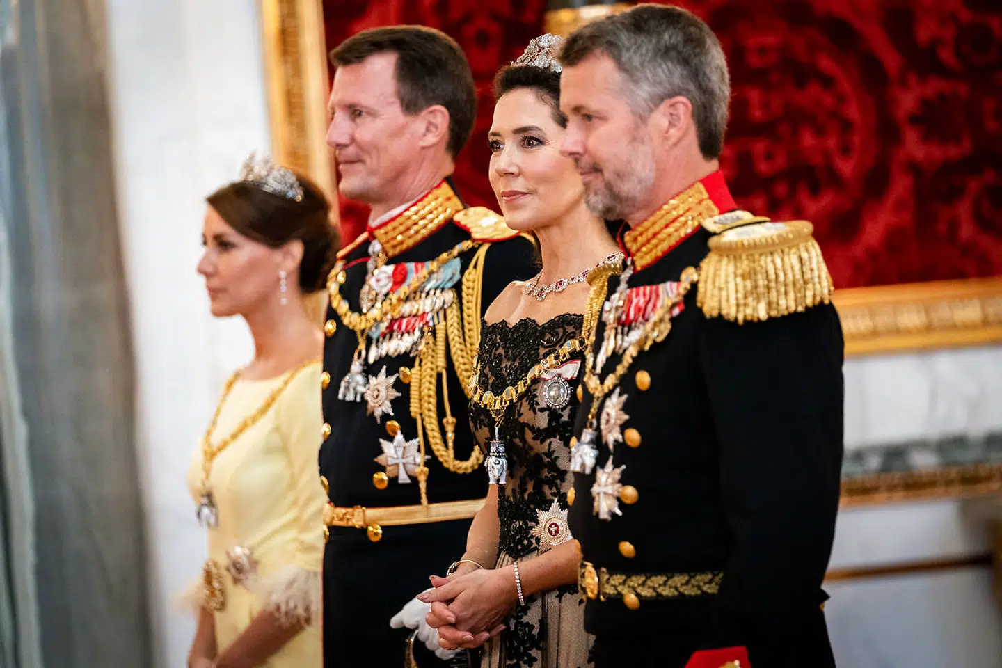 Kronprins Frederik, Kronprinsesse Mary, Prins Joachim og Prinsesse Marie ved ankomsten til gallamiddag på Christiansborg Slot under fejringen af dronningens 50-års regeringsjubilæum i København søndag den 11. september 2022. Fejringen finder sted over to dage den 10. og 11. september. Hendes Majestæt Dronning Margrethe har været Danmarks regent siden den 14. januar 1972. Dele af den planlagte fejring af hendes 50-års regeringsjubilæum i starten af 2022 blev udskudt til september på grund af coronasituationen.. (Foto: Ida Marie Odgaard/Ritzau Scanpix)
