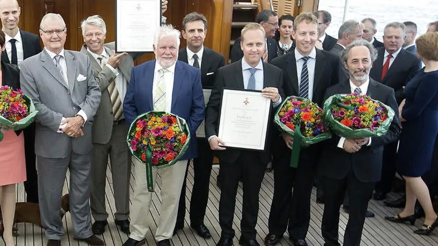 Nikolaj Deichmann og Tais Clausen ses her anden- og tredjeyderst fra højre på kongeskibet Danmark i forbindelse med, at  H.K.H. Prins Henrik i 2014 overrakte Kong Frederik den Niendes Hæderspris for fortjenstfuld indsats til fem eksportvirksomheder, herunder til 3Shape Holdning.