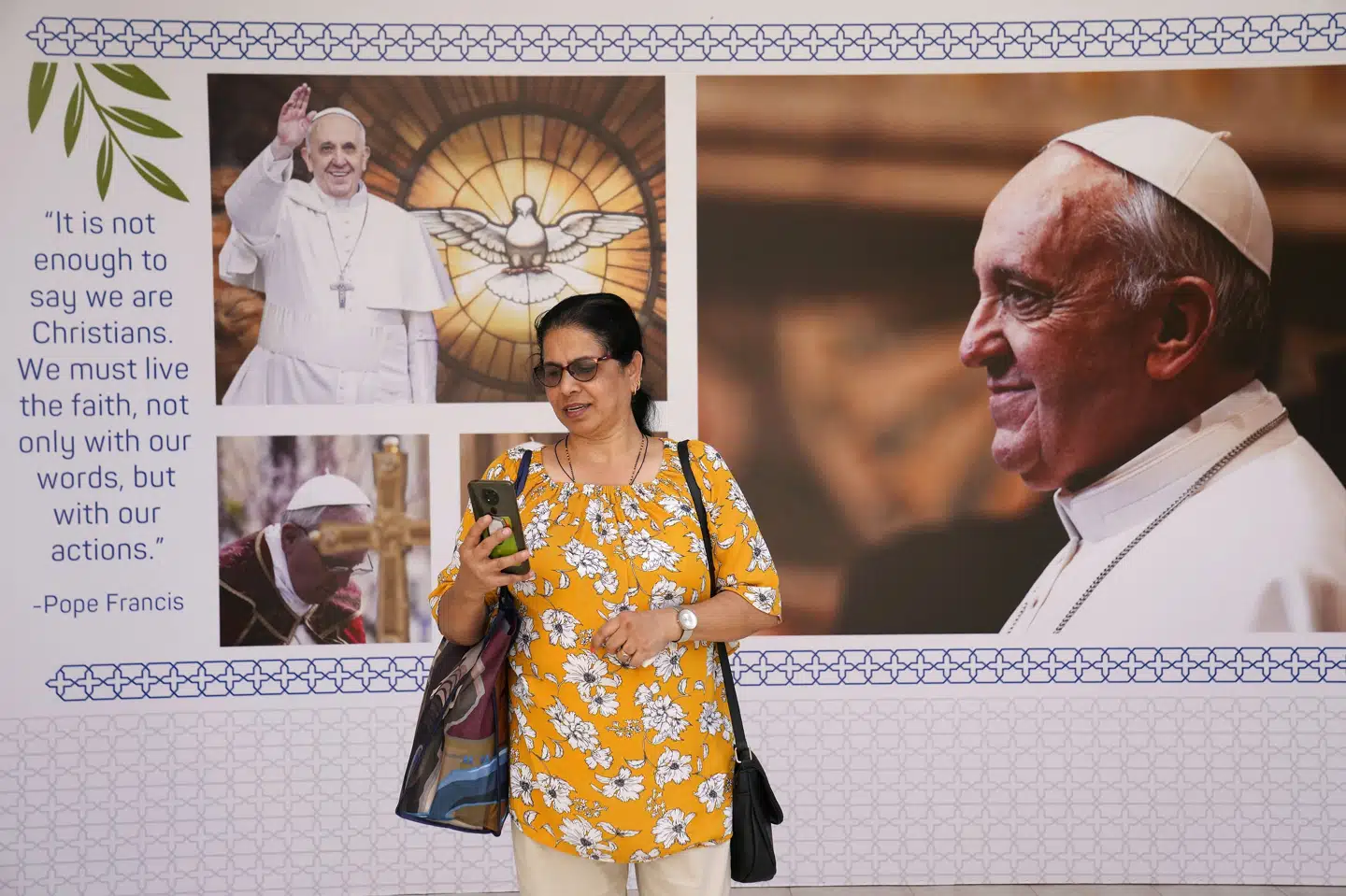 En plakat af pave Frans på Sacred Heart Church i Manama, Bahrain, forud for hans besøg den 3. til 6 november. Hussein Malla/Ritzau Scanpix